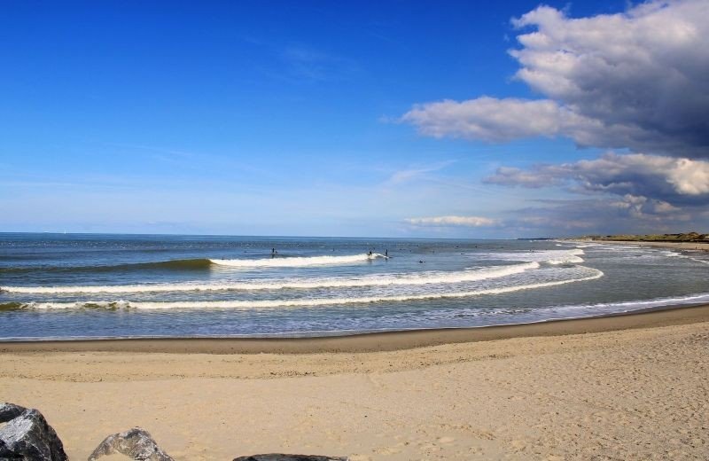 Avec des enfants au bord de la mer